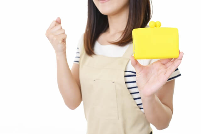 黄色い財布を持つ女性　前向き