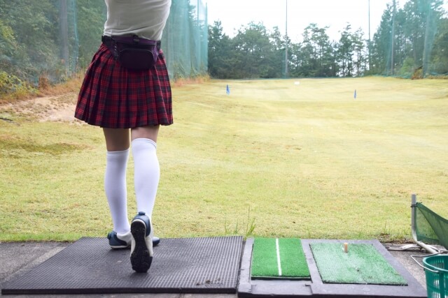 ゴルフをする女性　チェックスカート